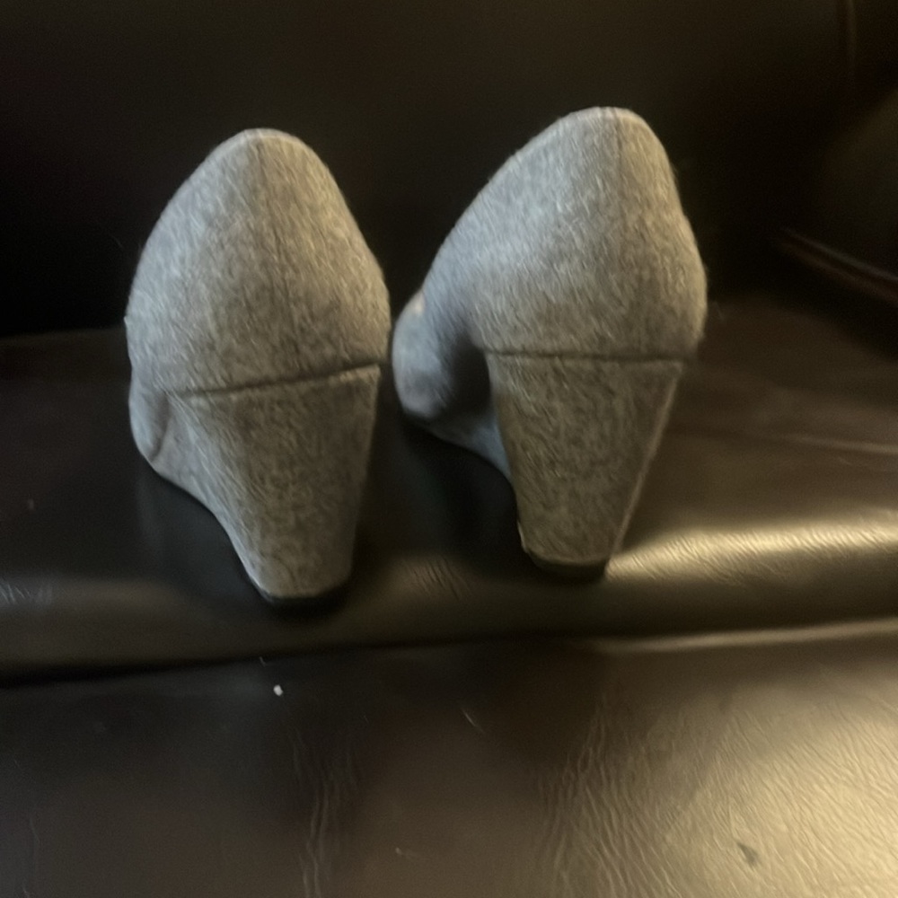 Grey flannel wedge dress shoes; CL Launday - Picture 2 of 3